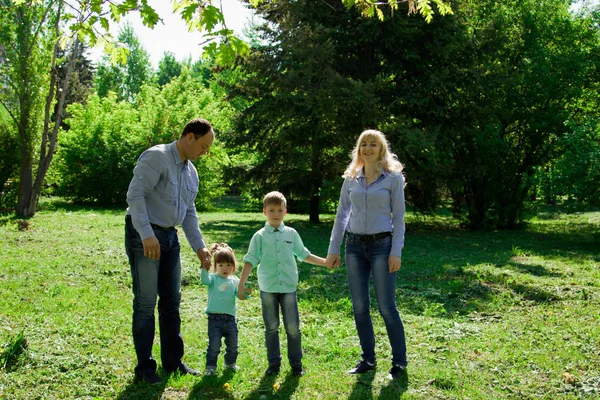 Retrato de uma família de quatro ao ar livre . — Fotografia de Stock
