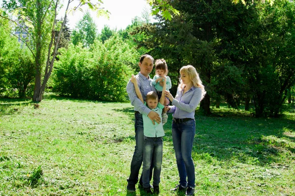 Ritratto di una famiglia di quattro persone all'aperto . — Foto Stock