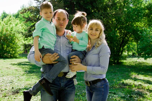 Ritratto di una famiglia di quattro persone all'aperto . — Foto Stock