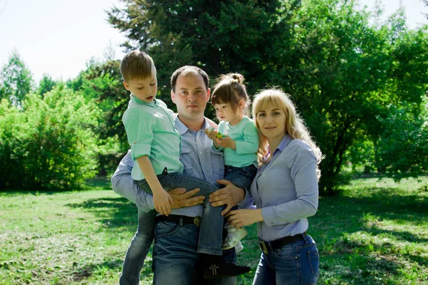 Retrato de uma família de quatro ao ar livre . — Fotografia de Stock