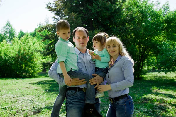 Ritratto di una famiglia di quattro persone all'aperto . — Foto Stock