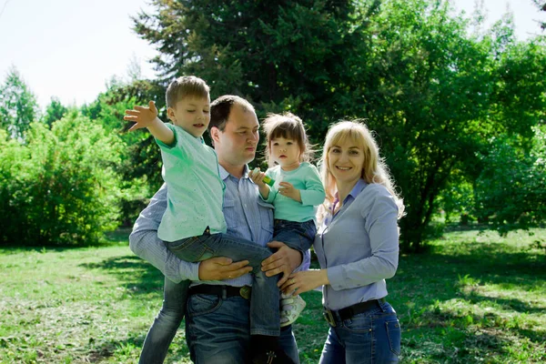 Retrato de uma família de quatro ao ar livre . — Fotografia de Stock