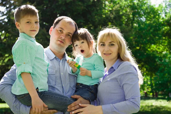 Retrato de uma família de quatro ao ar livre . — Fotografia de Stock