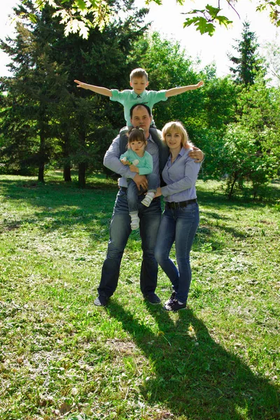 Portrait d'une famille de quatre personnes à l'extérieur . — Photo