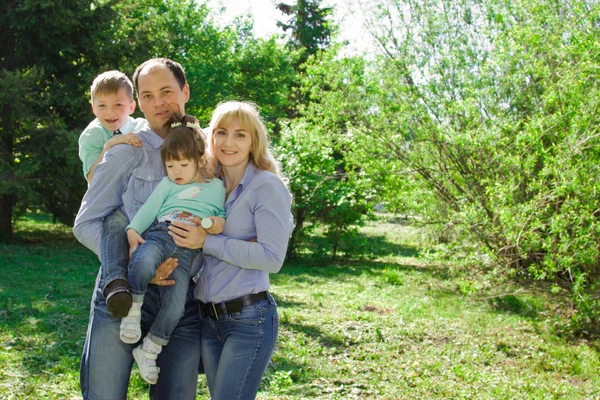 Retrato de uma família de quatro ao ar livre . — Fotografia de Stock