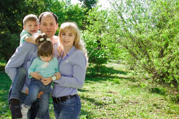 Retrato de uma família de quatro ao ar livre . — Fotografia de Stock