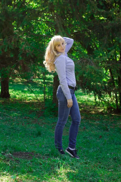 Retrato de una mujer al aire libre . — Foto de Stock