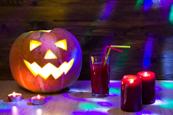 Halloween Pumpkin, śmieszne Jack O'Lantern na tle drewna. HAL — Zdjęcie stockowe