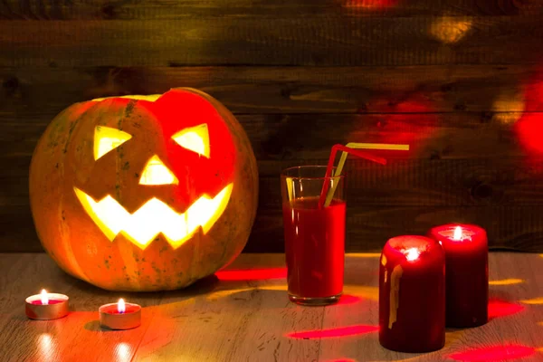 Halloween Pumpkin, śmieszne Jack O'Lantern na tle drewna. HAL — Zdjęcie stockowe