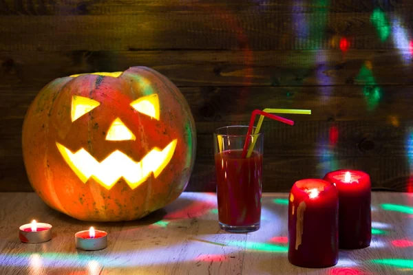 Halloween Pumpkin, śmieszne Jack O'Lantern na tle drewna. HAL — Zdjęcie stockowe