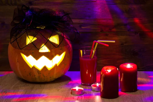 Halloween Pumpkin, śmieszne Jack O'Lantern na tle drewna. HAL — Zdjęcie stockowe