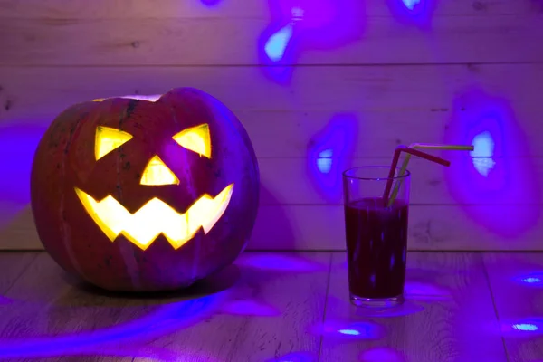 Halloween Pumpkin, śmieszne Jack O'Lantern na tle drewna. HAL — Zdjęcie stockowe