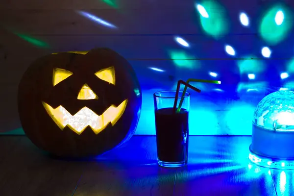 Zucca di Halloween, divertente Jack O'Lantern su sfondo di legno. Hal. — Foto Stock