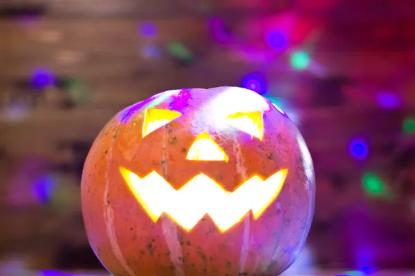 Calabaza de Halloween, divertido Jack O 'Lantern sobre fondo de madera. Hal. — Foto de Stock