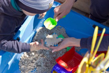 Çocuk kinetik kum, açık oynar.
