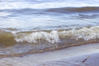 Yakınındaki küçük dalgalar. Nehir Volga, Ulyanovsk, Rusya Federasyonu.