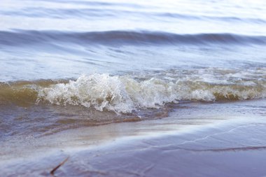 Yakınındaki küçük dalgalar. Nehir Volga, Ulyanovsk, Rusya Federasyonu.