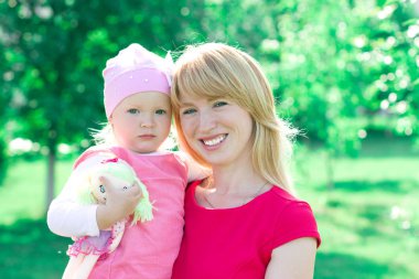 Anne ve kızı yürüyüşe çıktı.. 