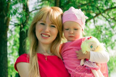 Anne ve kızı yürüyüşe çıktı.. 