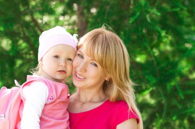 Anne ve kızı yürüyüşe çıktı.. 