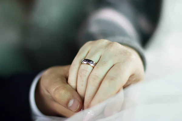 De handen van de pasgetrouwden met ringen close-up. Net getrouwd — Stockfoto