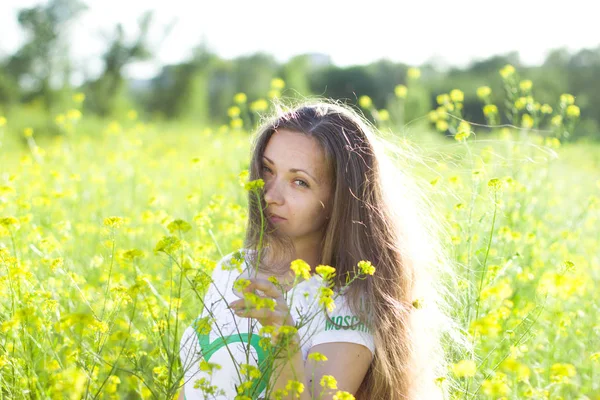Sahada kız sarı çiçekleri ile kaplıdır. Gün batımı lig