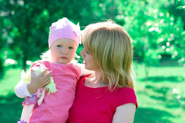 Mutter und Tochter spazieren. — Stockfoto