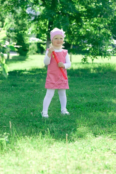 Une petite fille apprend à souffler des bulles . — Photo