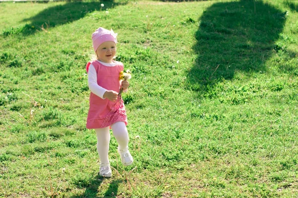 Liten flicka leker i parken. — Stockfoto