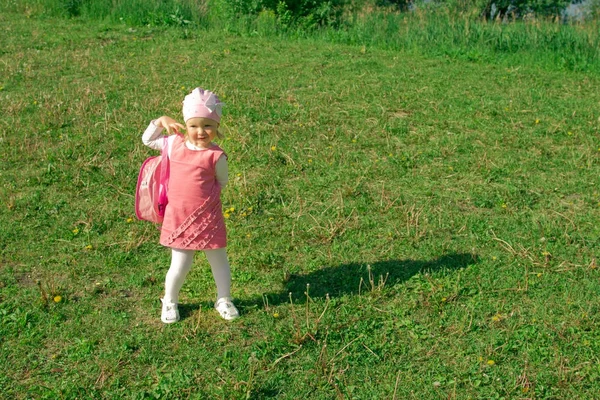 Petite fille met un sac à dos rose . — Photo