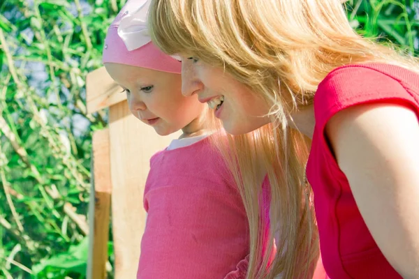 Maman et fille pour une promenade. — Photo