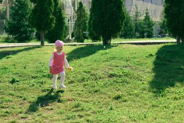 Petite fille joue dans le parc . — Photo