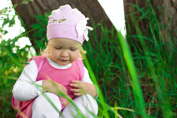 Маленькая девочка играет с камнем в парке
. 