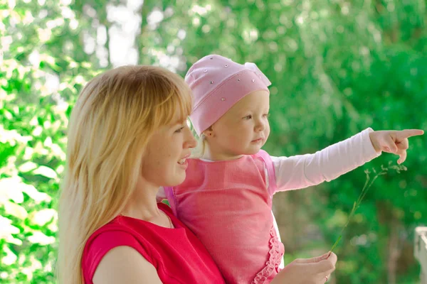 Mutter und Tochter spazieren. — Stockfoto