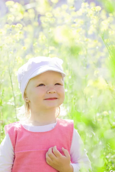 Une petite fille aux grandes fleurs jaunes . — Photo