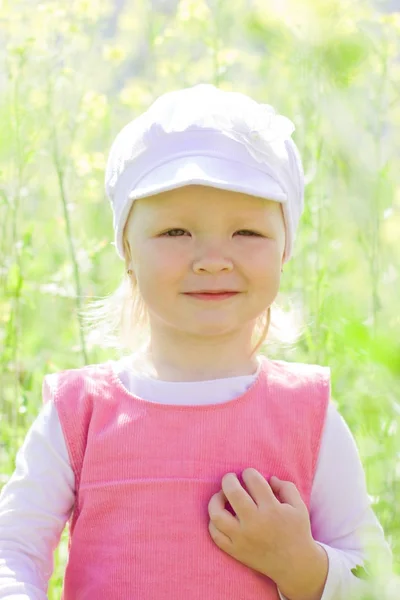 Une petite fille aux grandes fleurs jaunes . — Photo