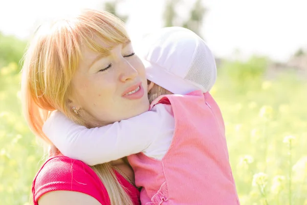 Maman étreint sa petite fille dans une clairière . — Photo