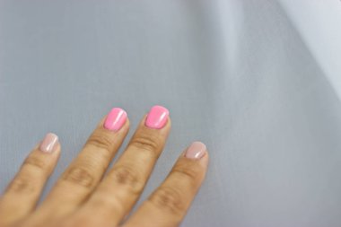 Manikür elle. Çivi jel-cila ile kaplı.