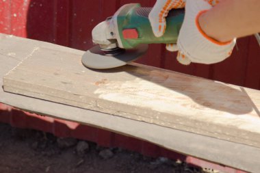 Eldiven bir adam eski bir yönetim kurulu parlatır. 