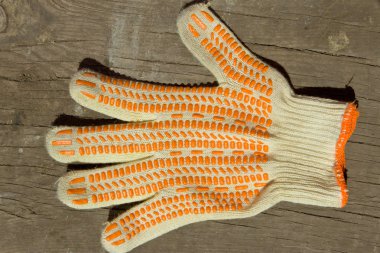 Ahşap arka plan üzerinde işçiler için sağ eldiven