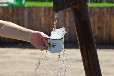 Adam bir bardak su (Vinç sütundan dökülen). 