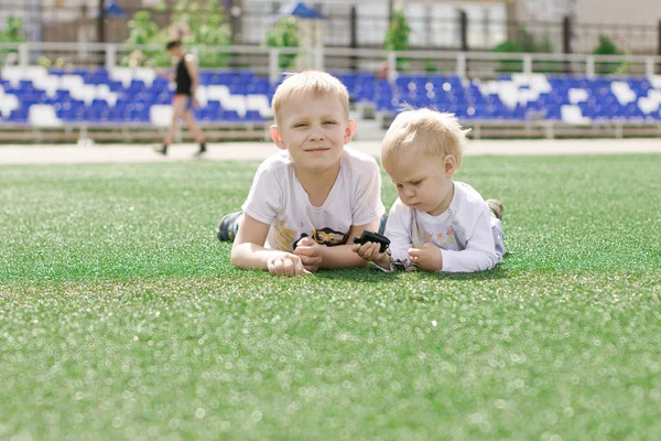 Deux frères s'allongent sur le terrain de football . — Photo