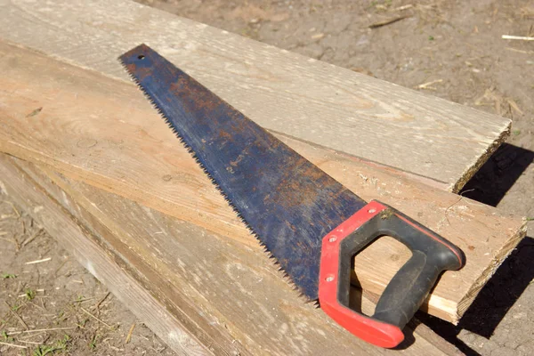 Una vieja sierra oxidada en el tablero . — Foto de Stock