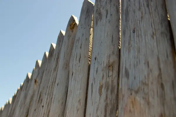 Clôture, palançoires en bois non raffiné. Le village russe . — Photo