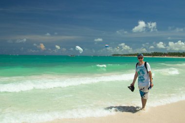 Plajda Punta Cana, Dominik Cumhuriyeti için bir gezgin. Karayip Denizi parlak renkler.