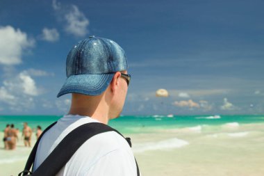 Plajda Punta Cana, Dominik Cumhuriyeti için bir gezgin. Karayip Denizi parlak renkler.