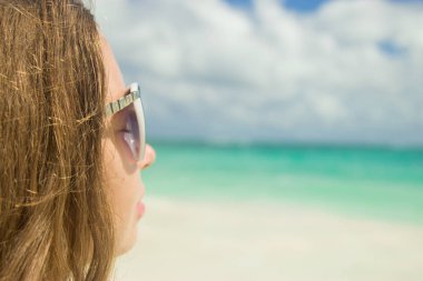 Plajda Punta Cana, Dominik Cumhuriyeti için bir gezgin. Karayip Denizi parlak renkler.