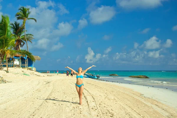 Jovem Mulher Praia Punta Cana República Dominicana Caraíbas — Fotografia de Stock