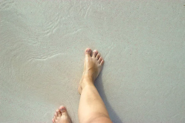 女人的腿上的沙子和波浪 多米尼加共和国 — 图库照片