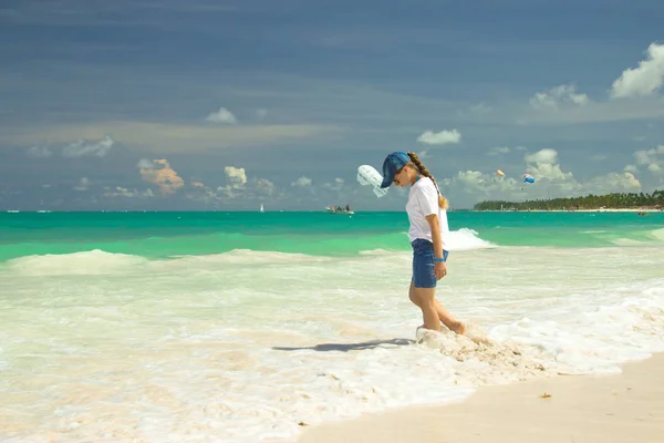 Uma Menina Praia Punta Cana República Dominicana Cores Brilhantes Mar — Fotografia de Stock